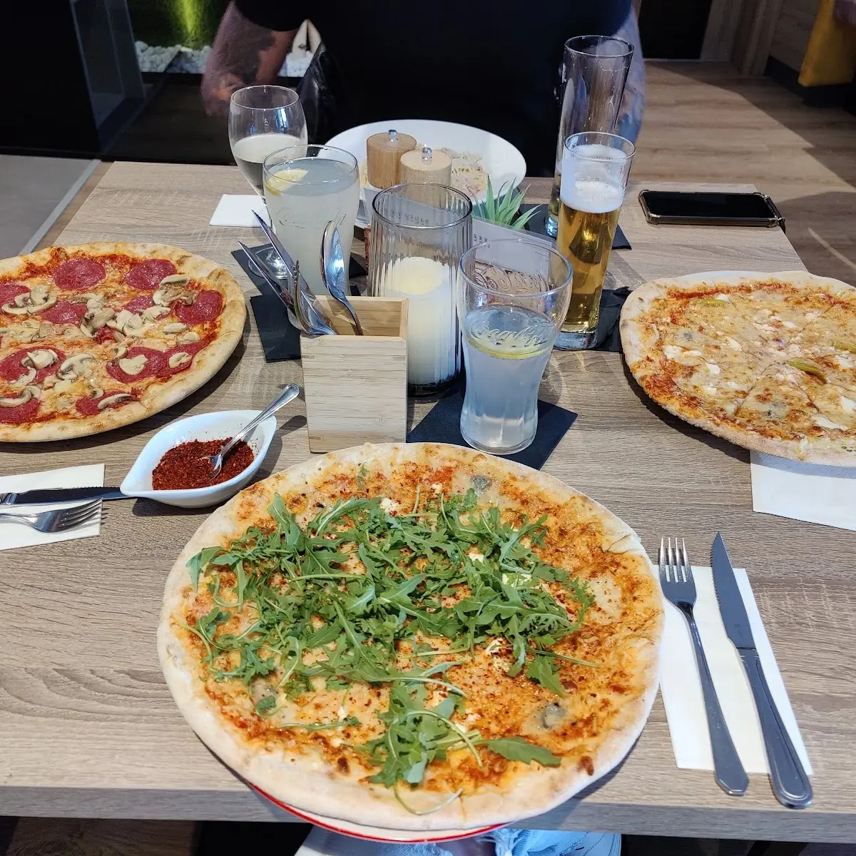 Pizza Quattro Formaggio Mit Rucola