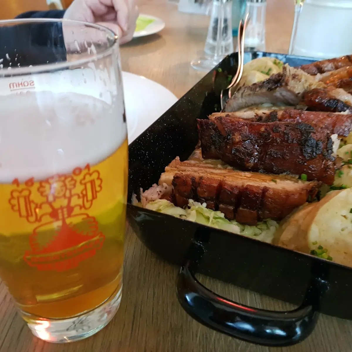 Bauernbratl In Der Rein Vom Salzachtaler Freilaufschwein Mit Semmelknödel Und Krautsalat