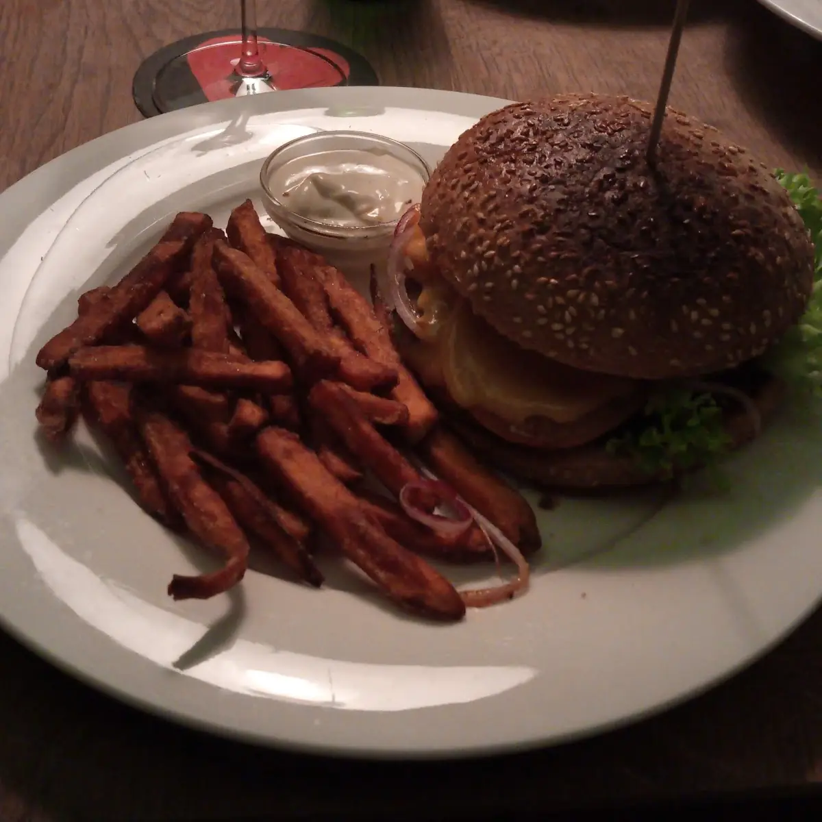 Burger Mit Süßkartoffel Pommes