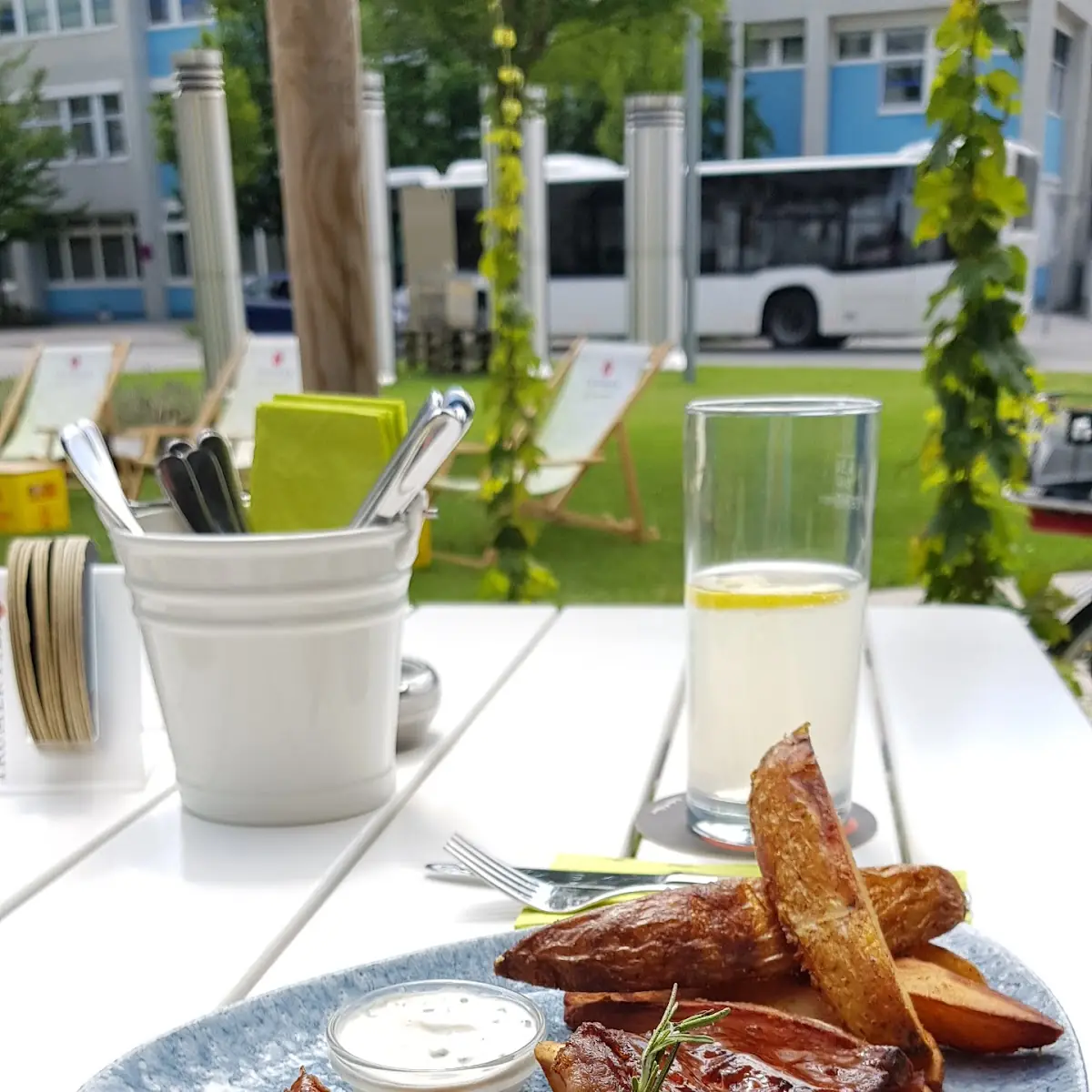 Ripperl Mit Potatoe Wedges