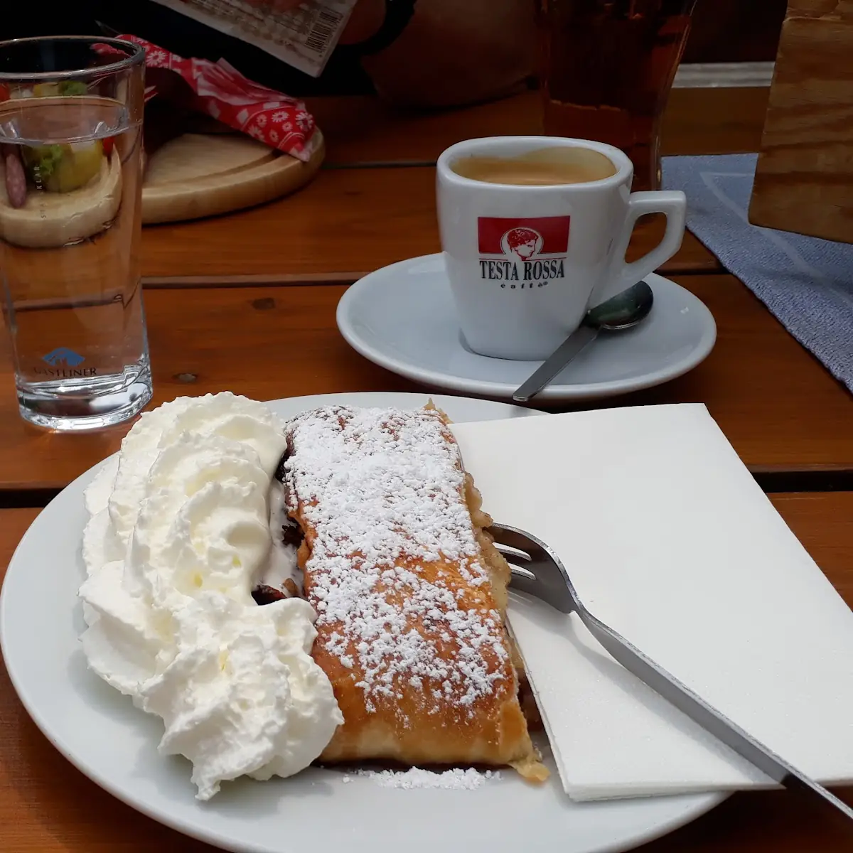 Apfelstrudel Mit Sahne