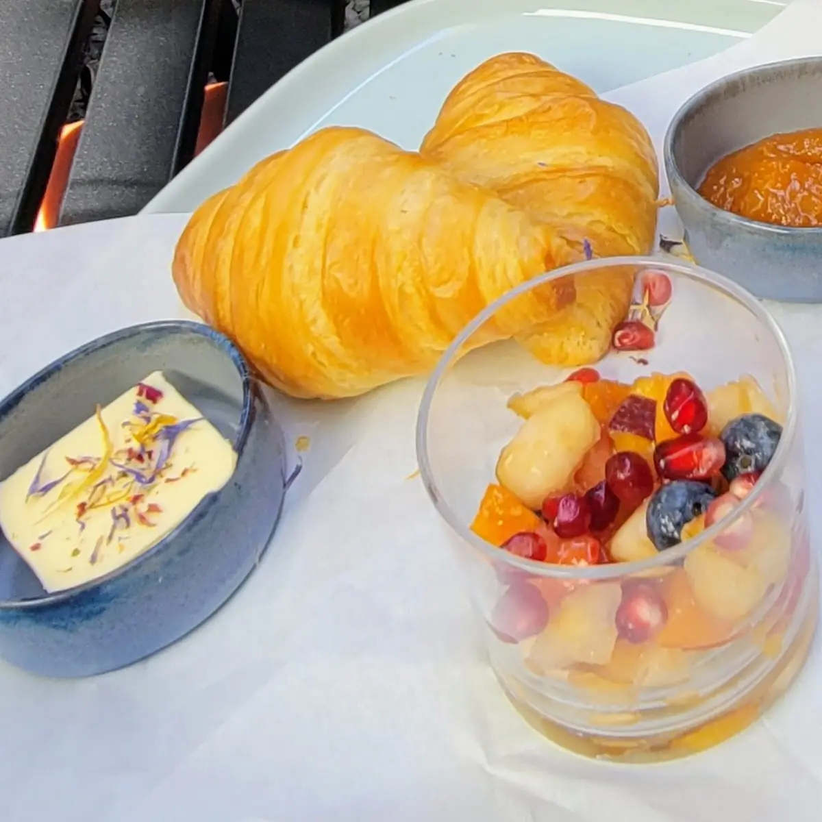 Colazione Con Brioche E Pane Con Burro E Marmellata