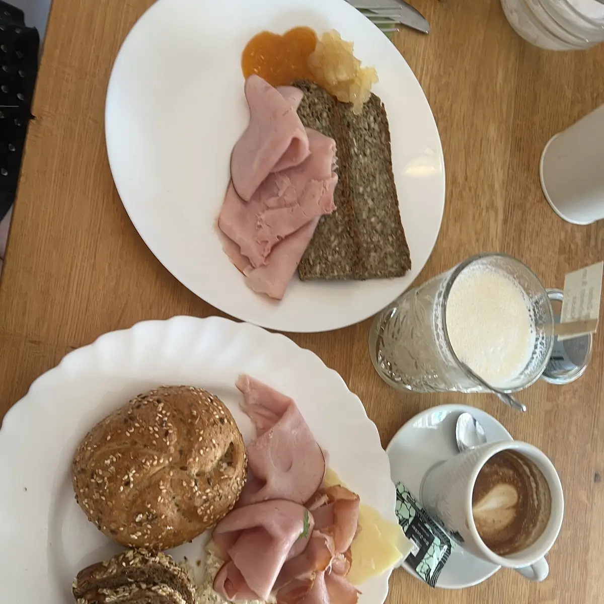 Brunch Teller Glutenfreies Brot Glutenhaltige Weckerl Brötchen Espresso Und Ein Weißer Kak