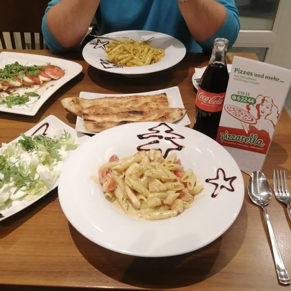 Penne Rella Dazu Salat Und Knoblauch Stange