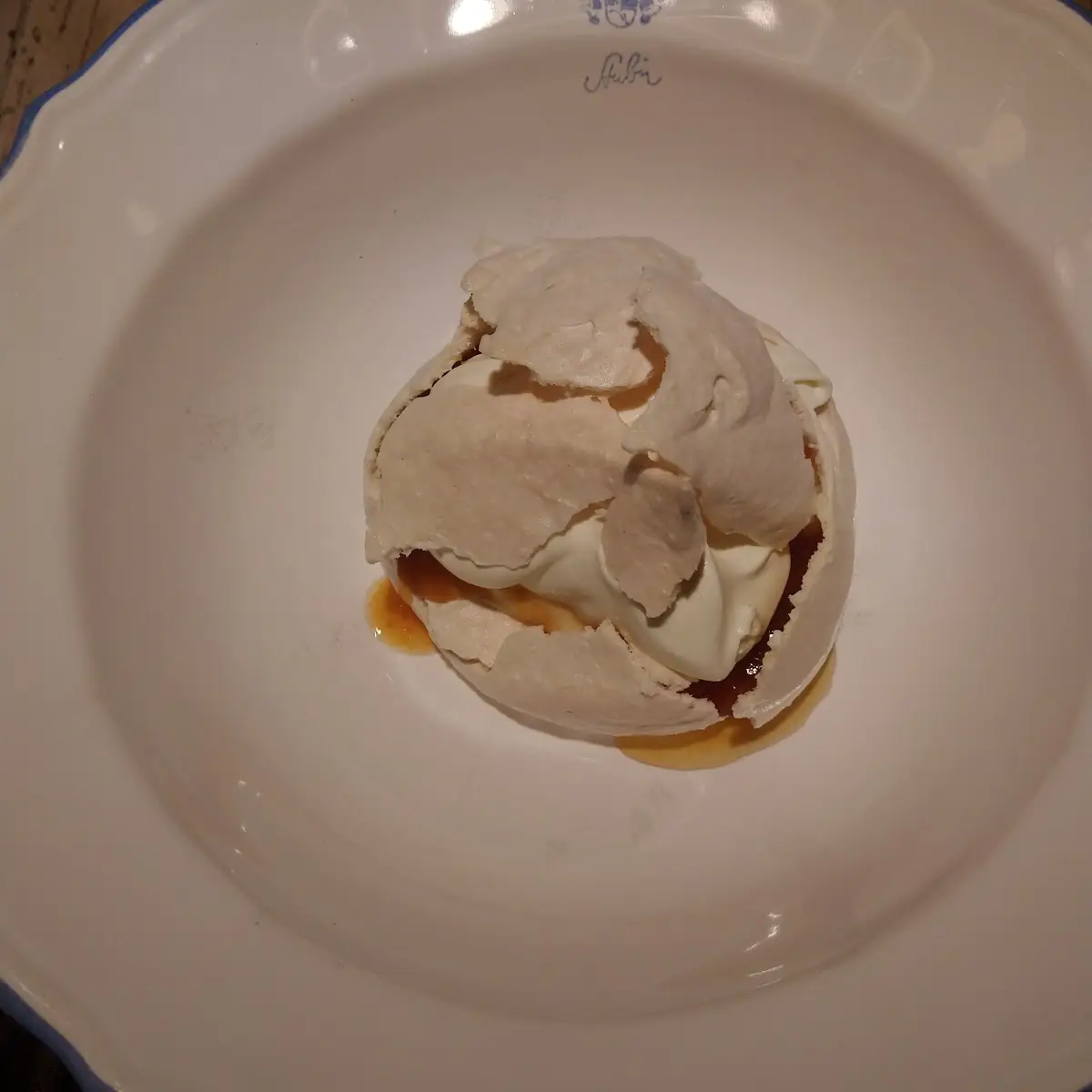 Pavlova Mit Colostrum Und Marillen Kompott