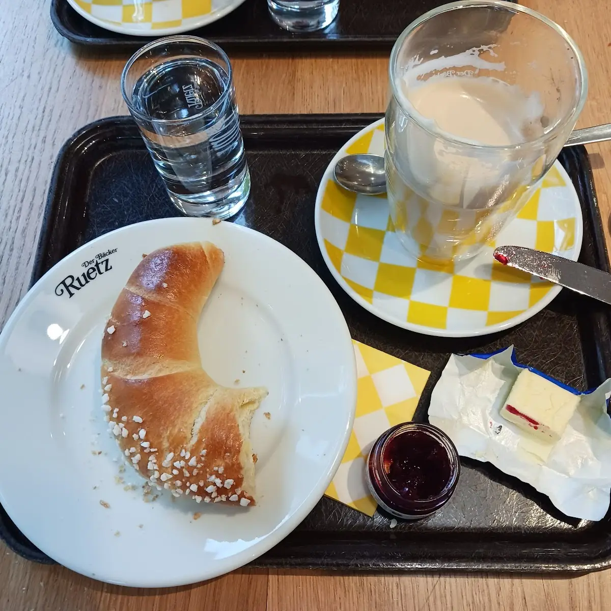 Verwöhn-frühstück Hörnchen Mit Bitter Und Marmelade