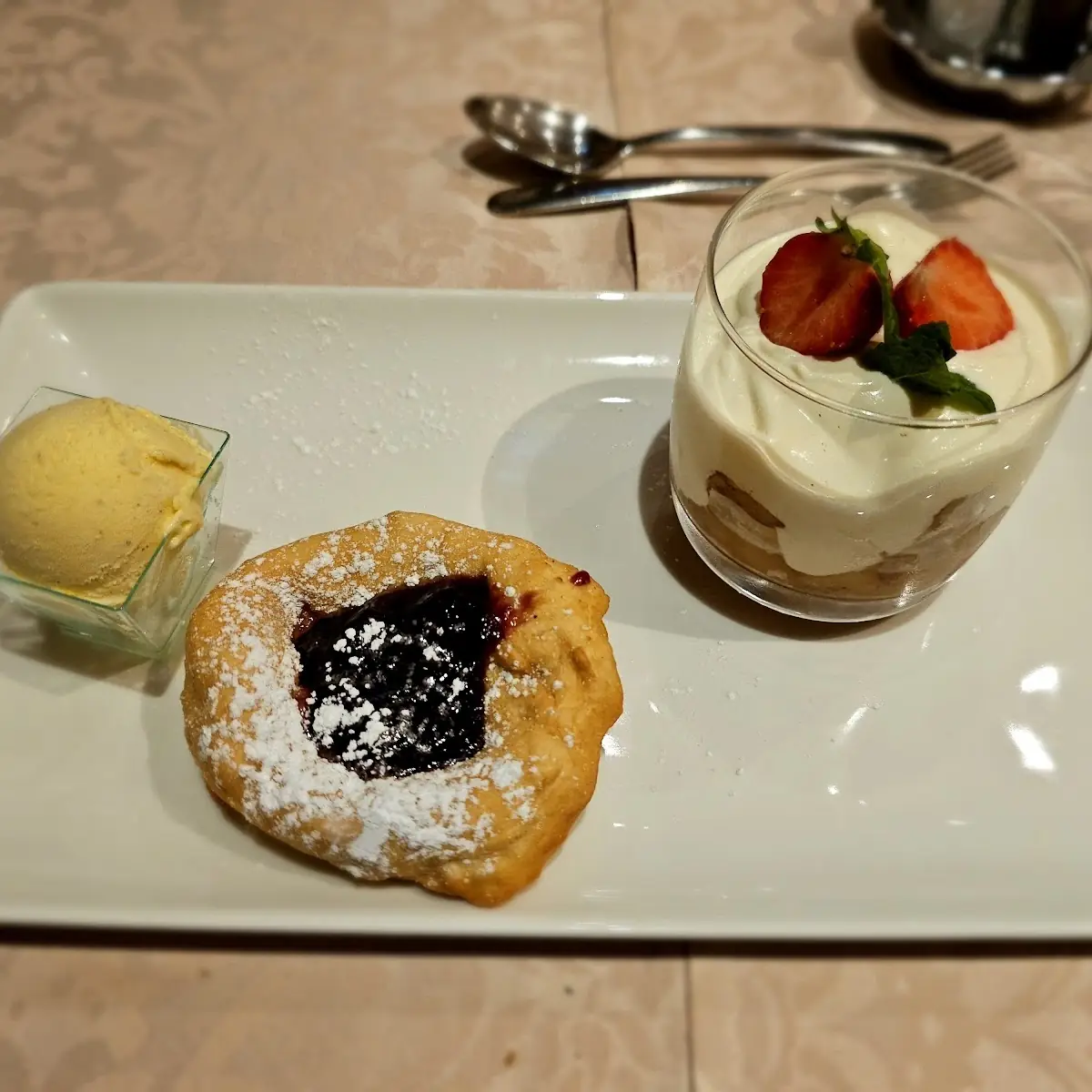 Bratapfel-mascarponecreme Und Kiachl Mit Preiselbeeren Und Eis