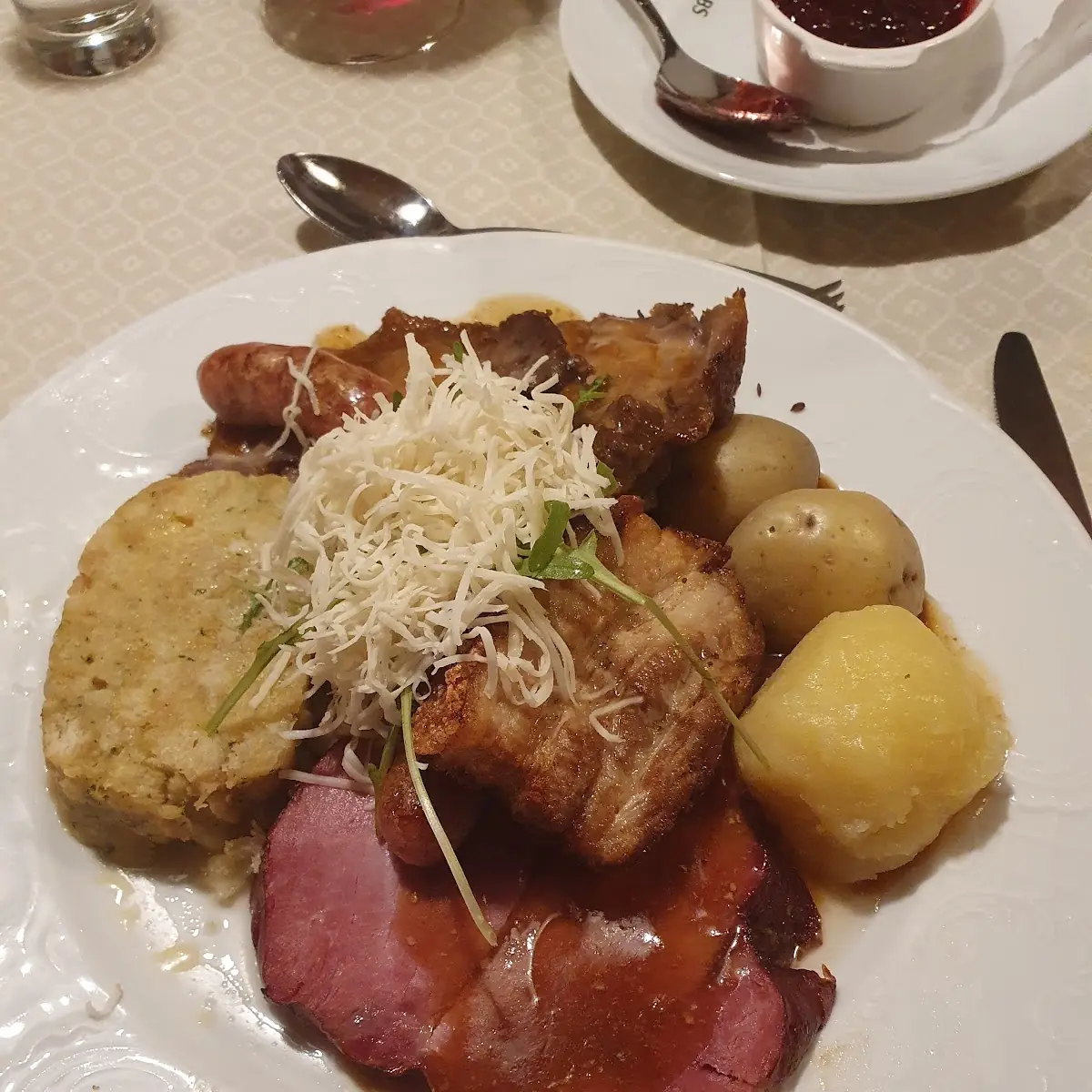 Bratenplatte Schweinsbraten Mit Biersaftl Geselchtes Bratwurst Sauerkraut Knödel Kartoffel