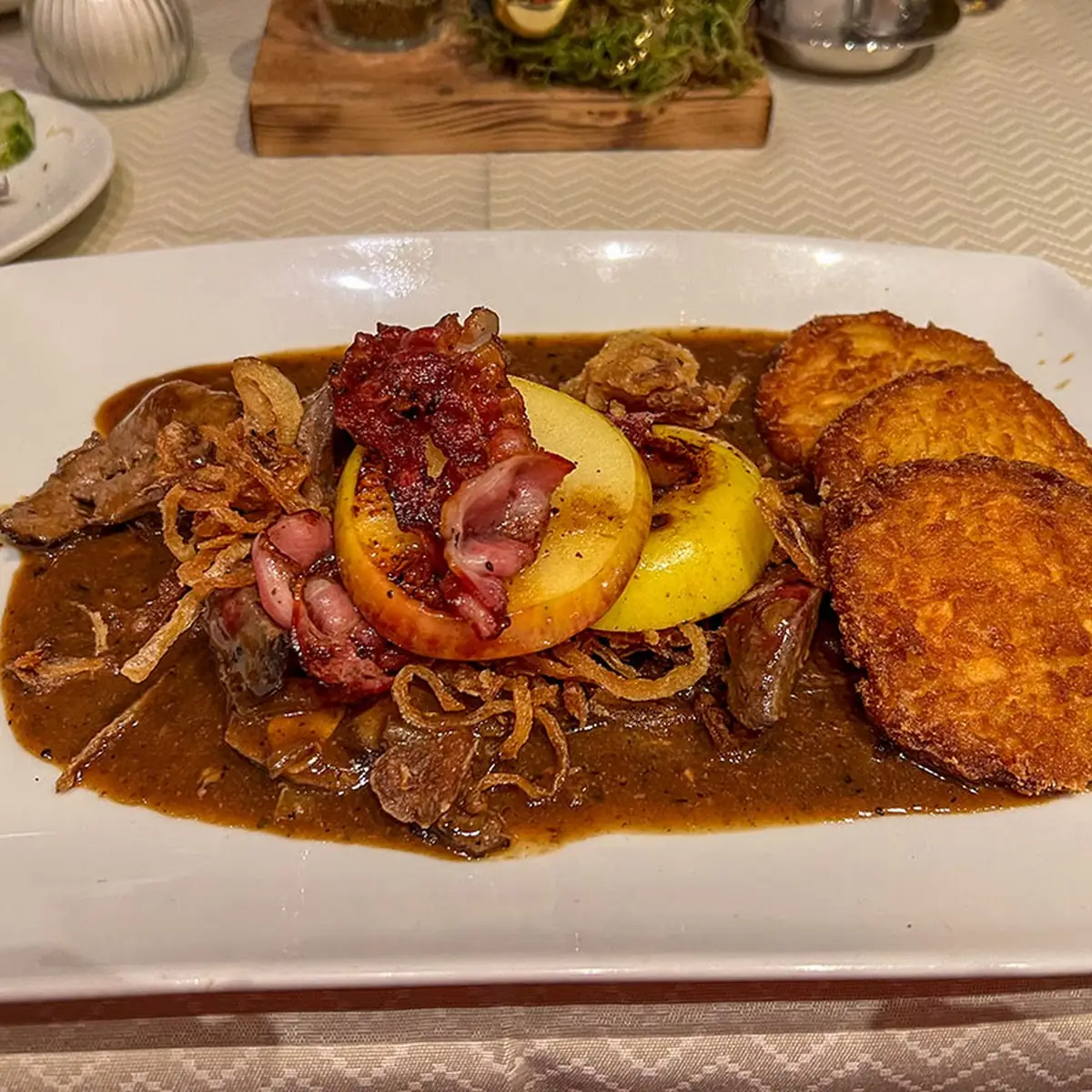 Hirschragout In Rotwein-pilzsauce Mit Knödel Spätzle Rotkraut Und Preiselbeeren