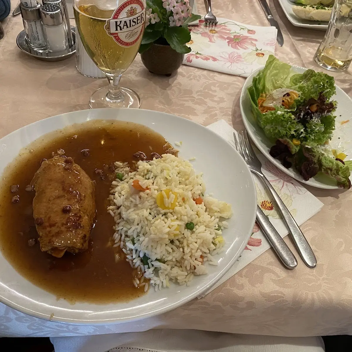 Schweineroulade Mit Reis Und Salat