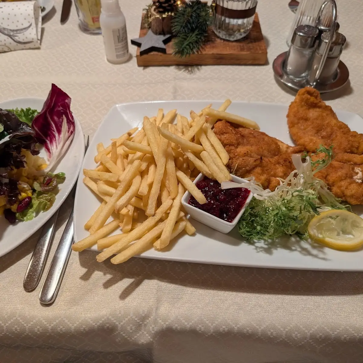 Wiener Schnitzel Mit Pommes Und Salatteller