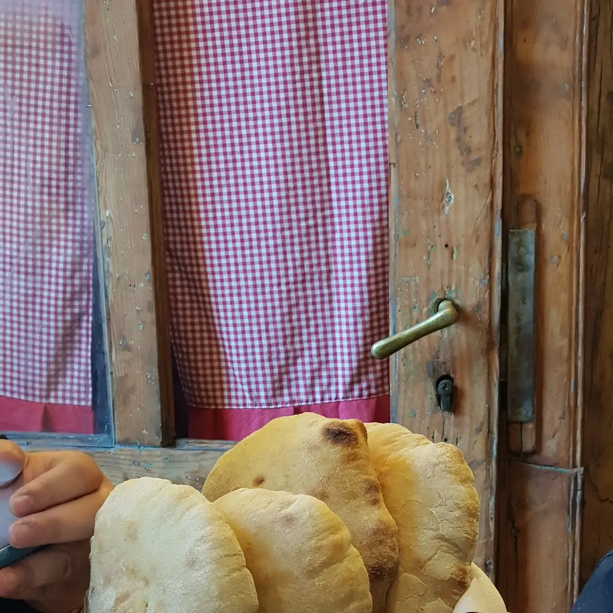 Hausgemachtes Brot Lepinja
