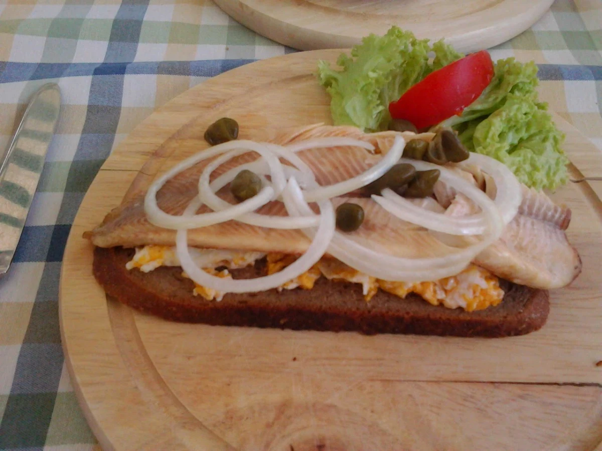 Geräucherte Forelle Mit Rührei Auf Brot