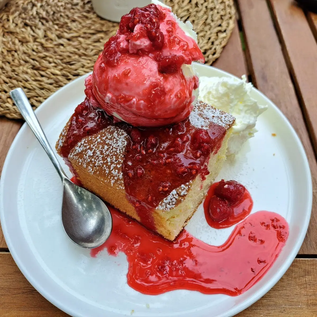 Kuchen Mit Eis Schlagobers Und Himbeersauce