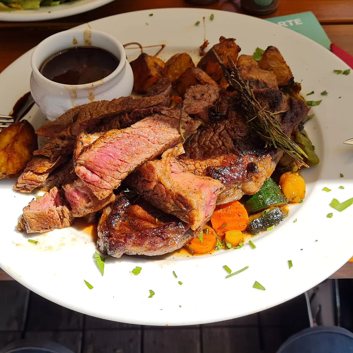 Angus- Weiderinder- Steak Mit Gemüse & Peffersoße