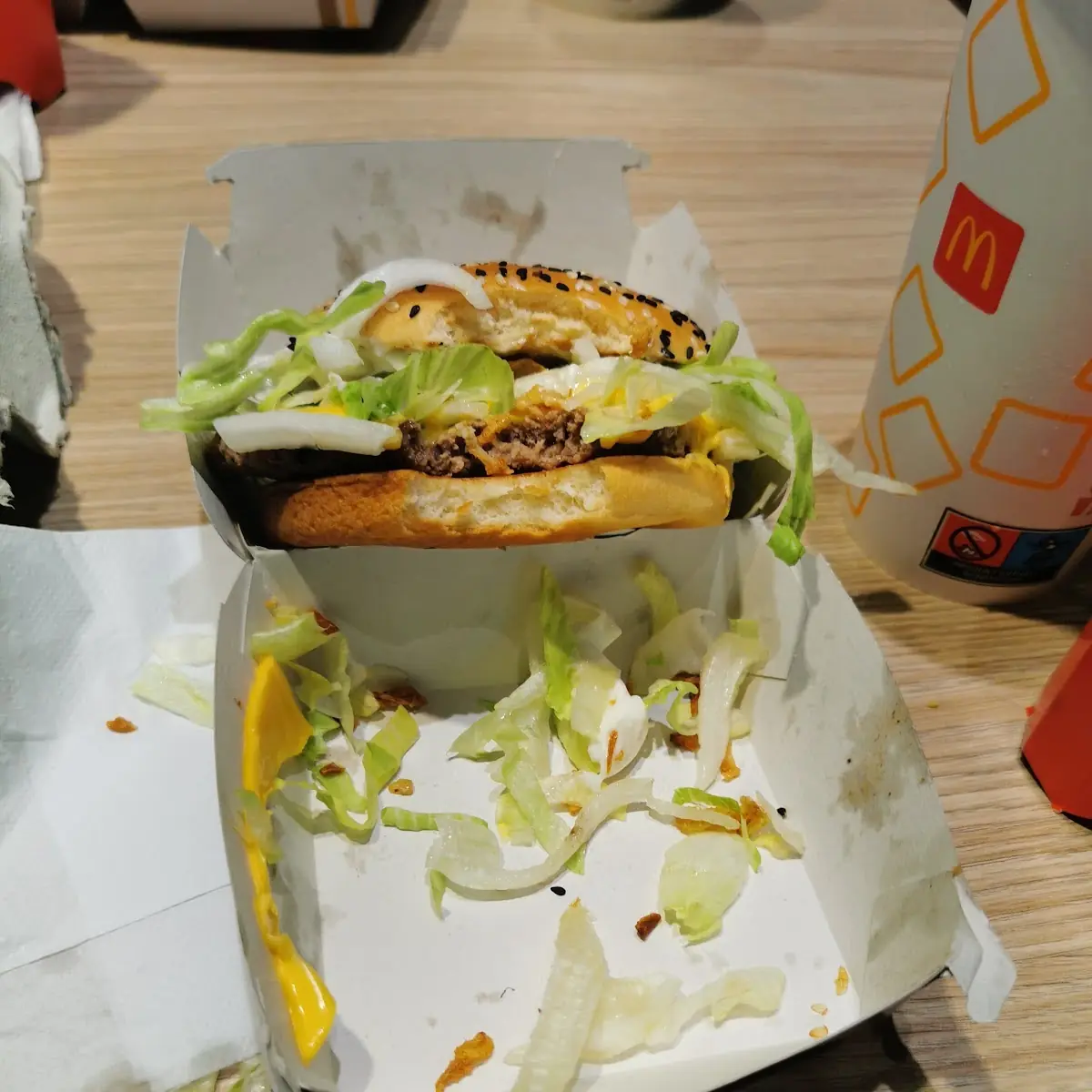 So Eine Art Cheeseburger Aus Dem Der Ganze Geschitzelte Salat Heraus Fällt