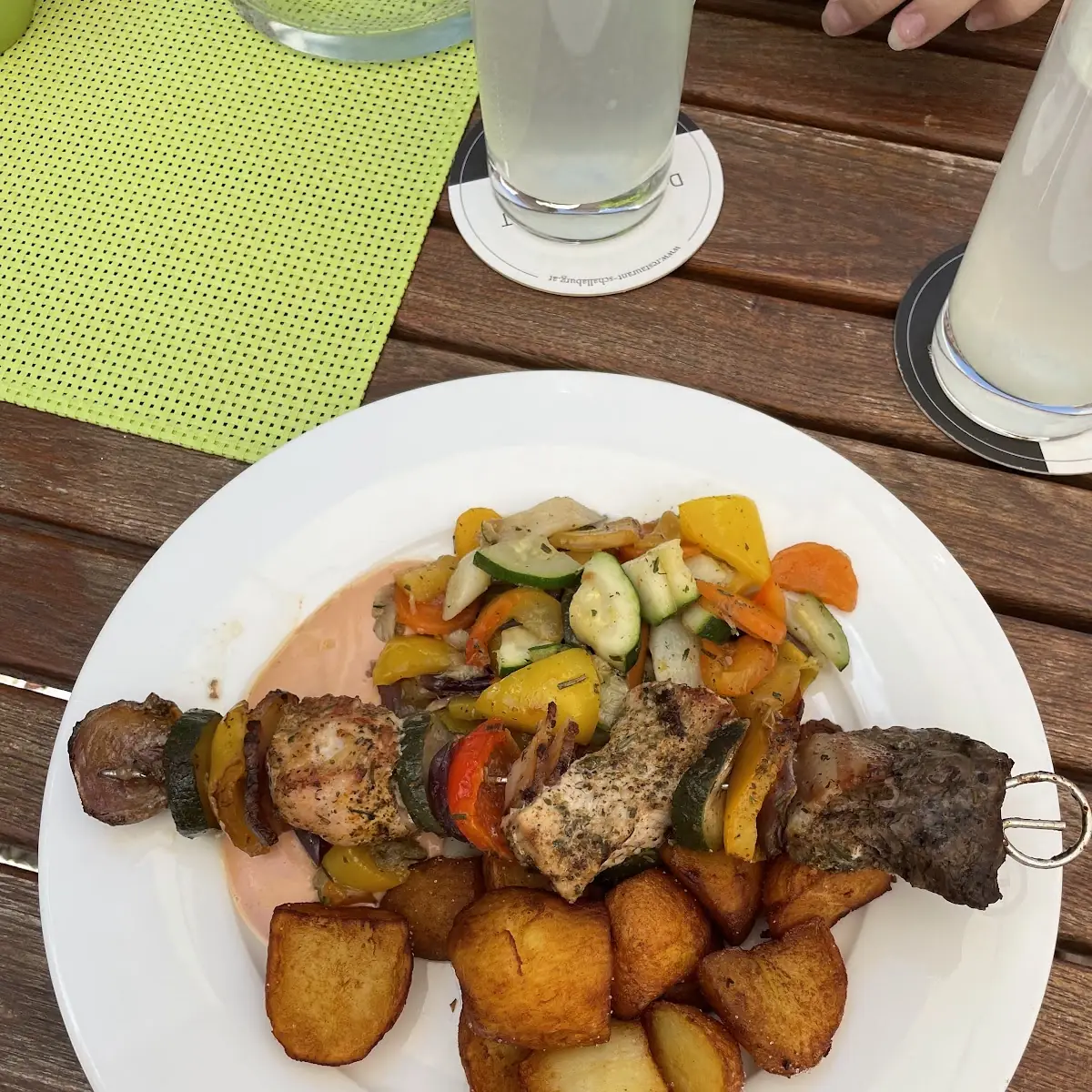 Schalls-spieß Mit Gemüse Und Braterdäpfel