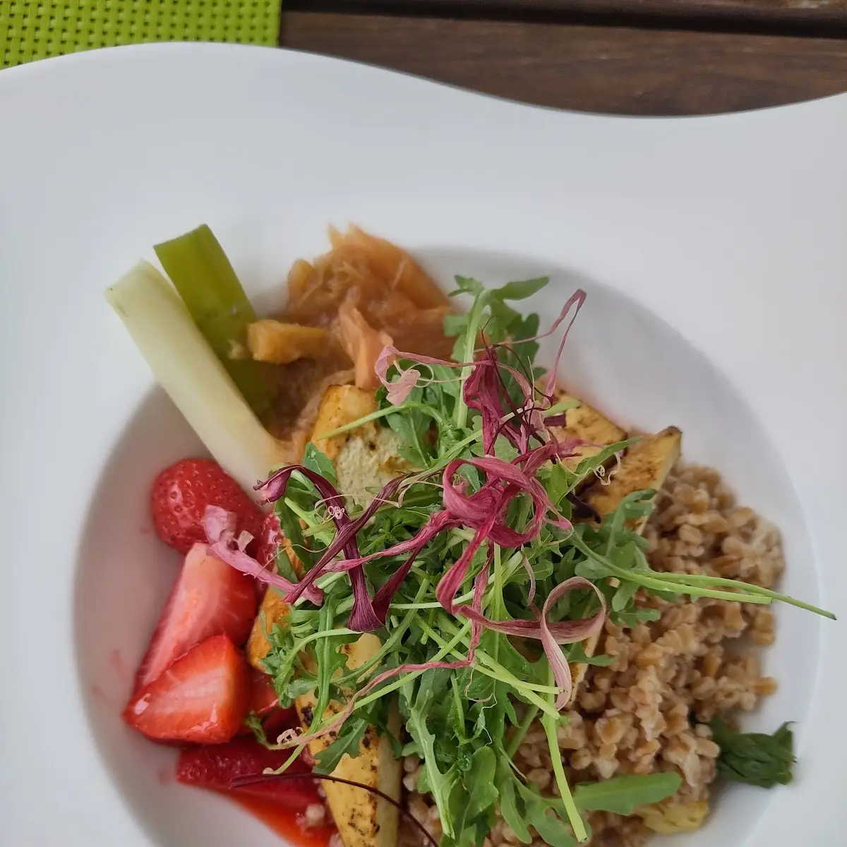 Spargel Erdbeer Bowl