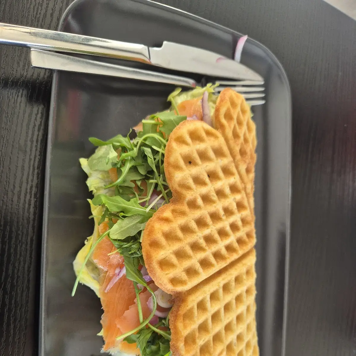 Waffel Mit Lachs Frischkäse Und Salat