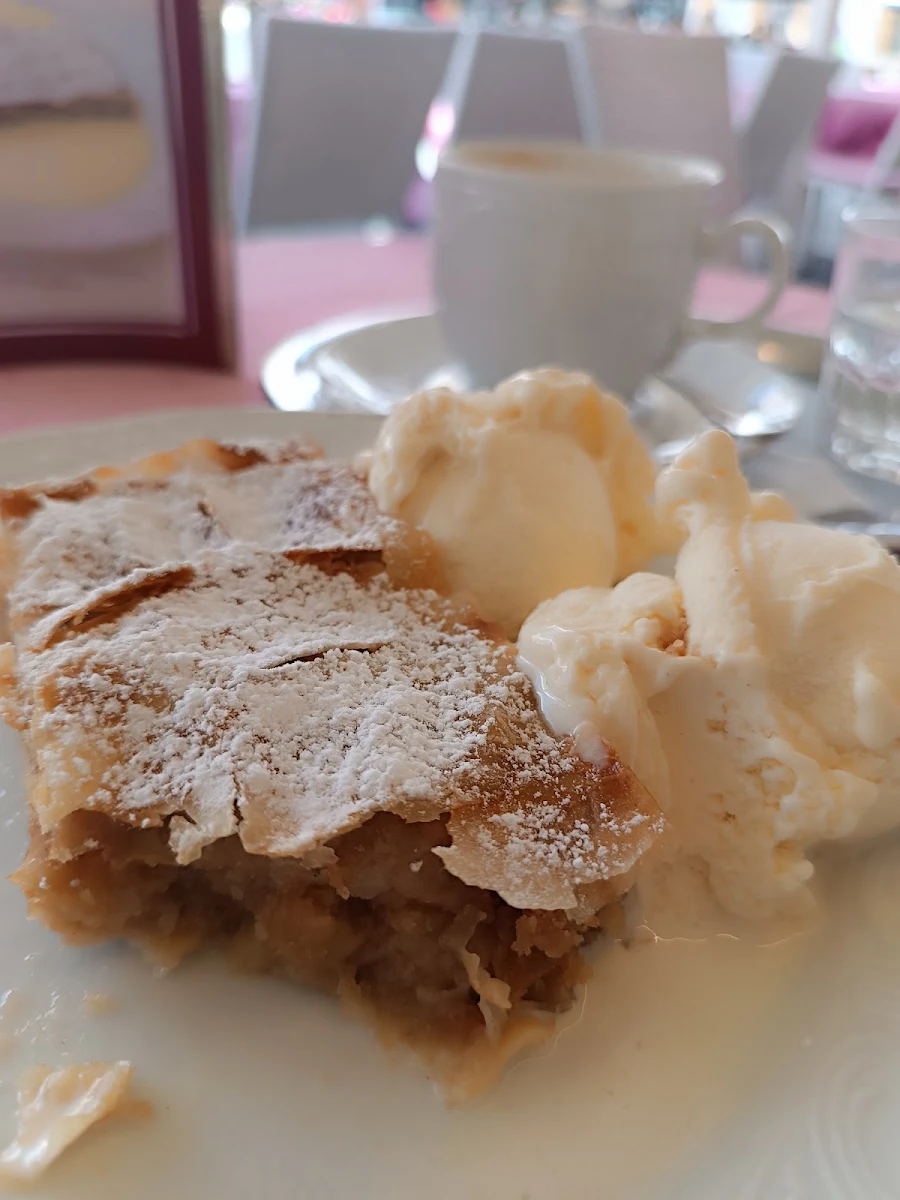 Apfelstrudel Mit Vanilleeis
