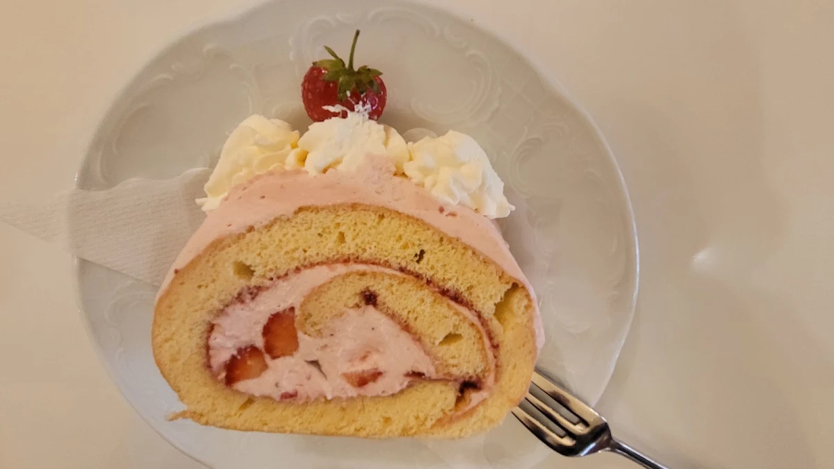 Biskuiterdbeersahnerolle