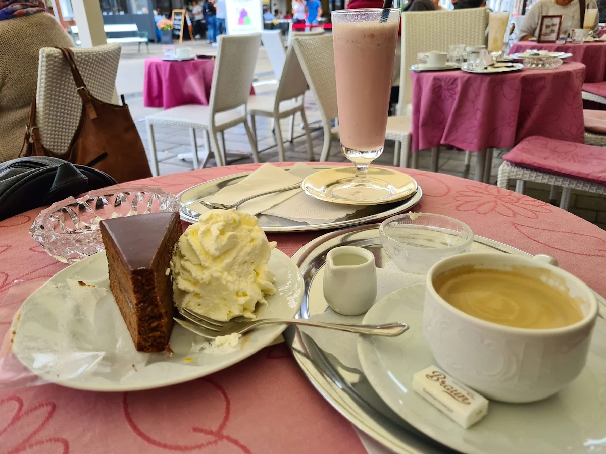 Sachertorte Mit Schlagsahne Erdbeershake