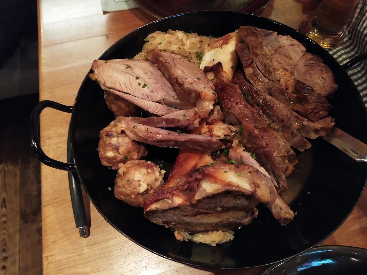 Aufgewärmter Lauwarmer Kalbshaxenbraten
