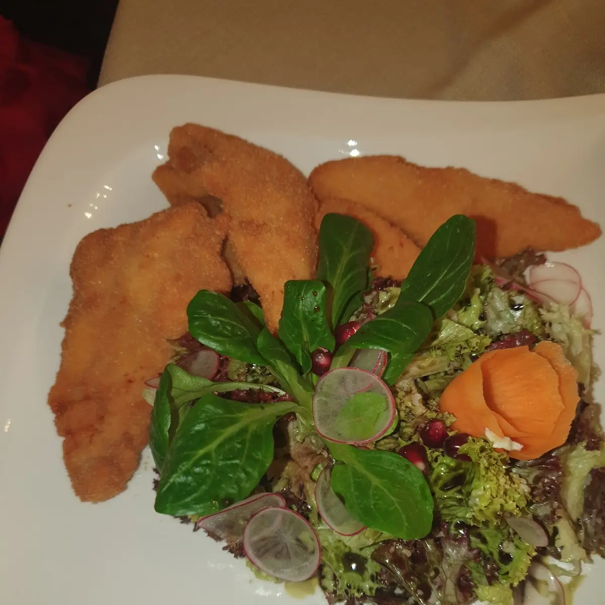 Panierte Hühnerbrust Auf Blattsalat