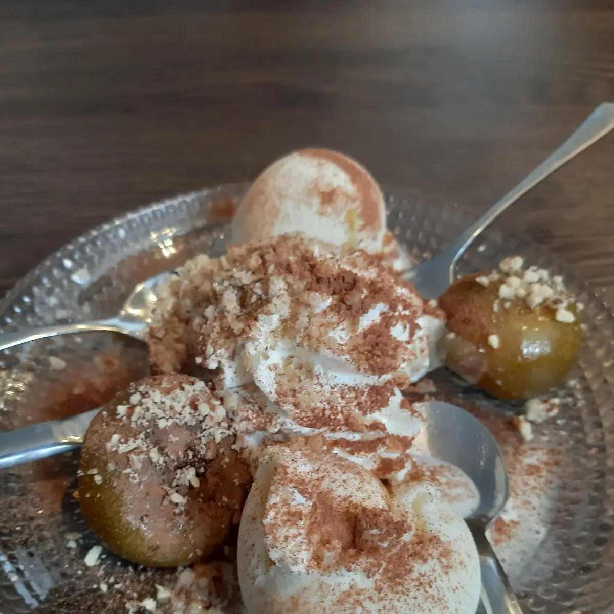 Vanilleeis Mit Warmen Feigen Zimt Und Feigensauce