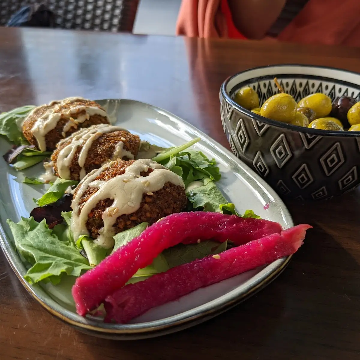 Falafel Mit Tahini Und Eingelegten Steckrüben