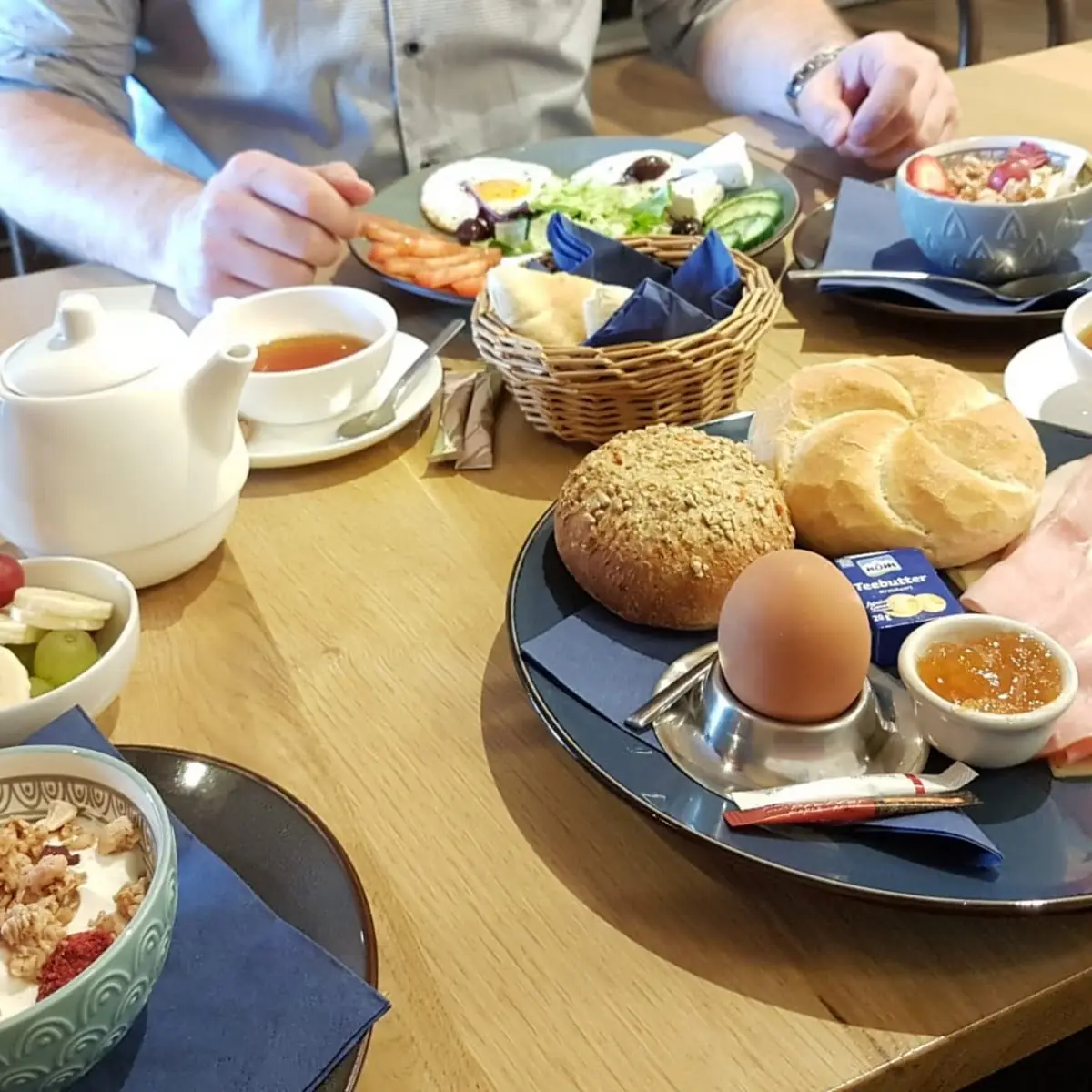 Frühstück Ausgesuchtes Und Mediterran Mit Joghurt Nit Müsli Und Frischen Früchten