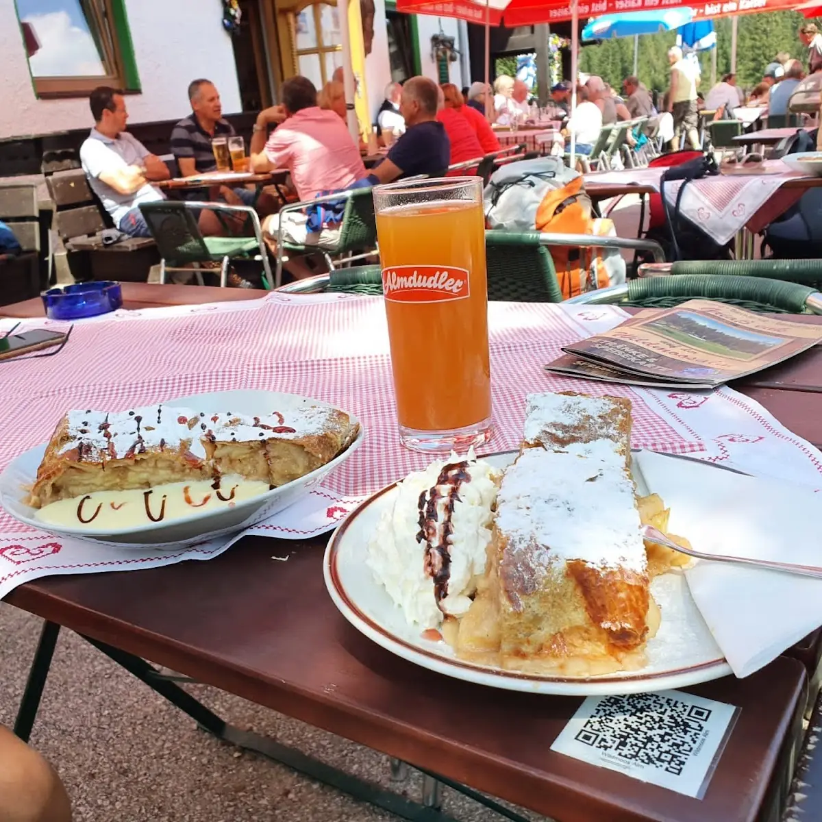 Apfelstrudel Mit Vanillesauce Und Apfelstrudel Mit Sahne