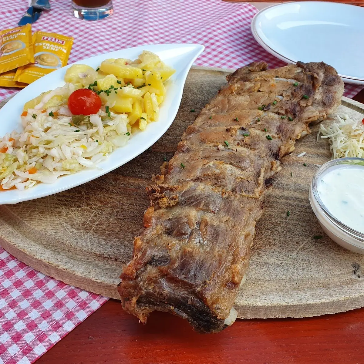 Ripperln Mit Kartoffelsalat Und Krautsalat