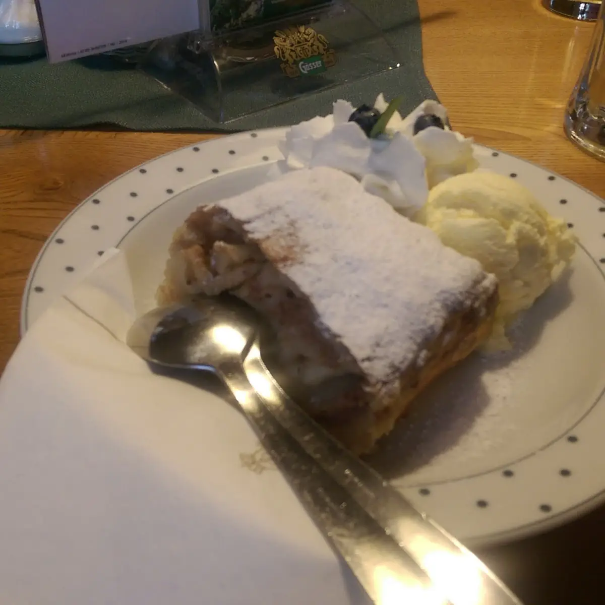 Leckerer Apfelstrudel Mit Vanille Eis
