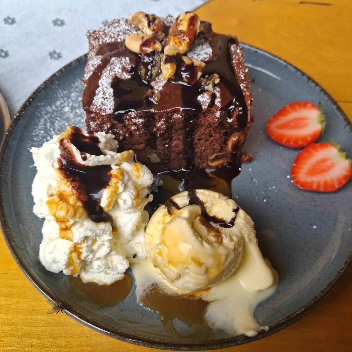 Brownie Mit Vanilleeis Nusskrokant Und Schlagobers