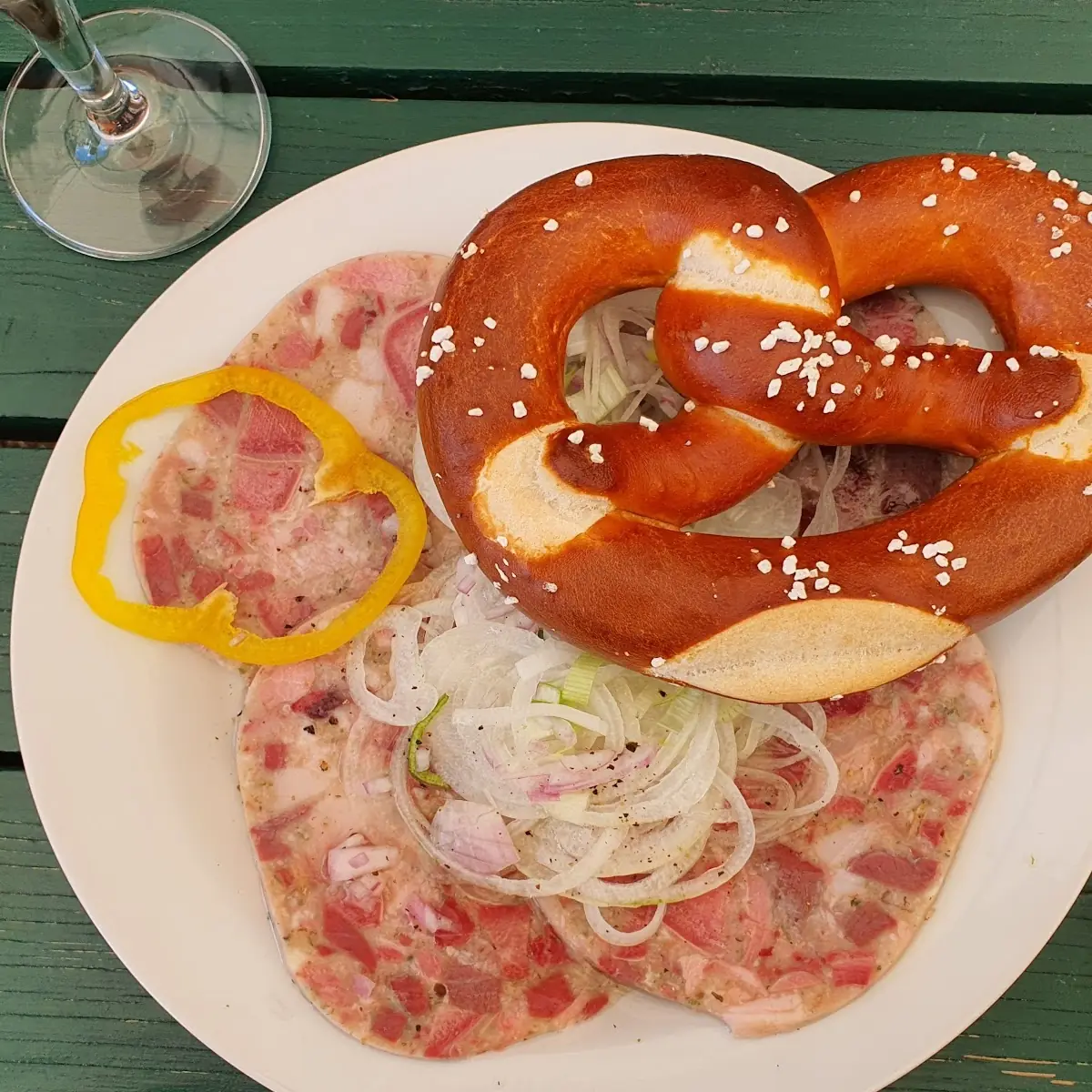 Presswurst Mit Essig Zwiebeln Und Laugenbrezerl