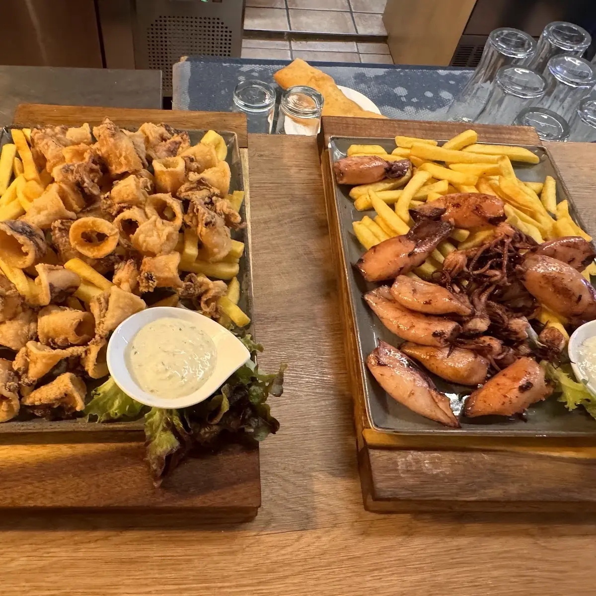 Gebackene Calamari Links -gegrillte Calamari Rechts