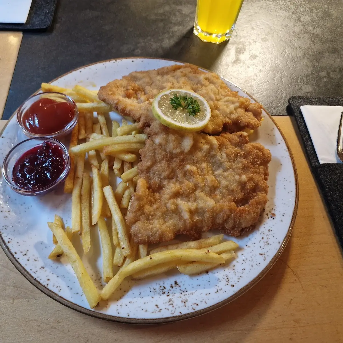 Wiener Schnitzel Mit Pommes