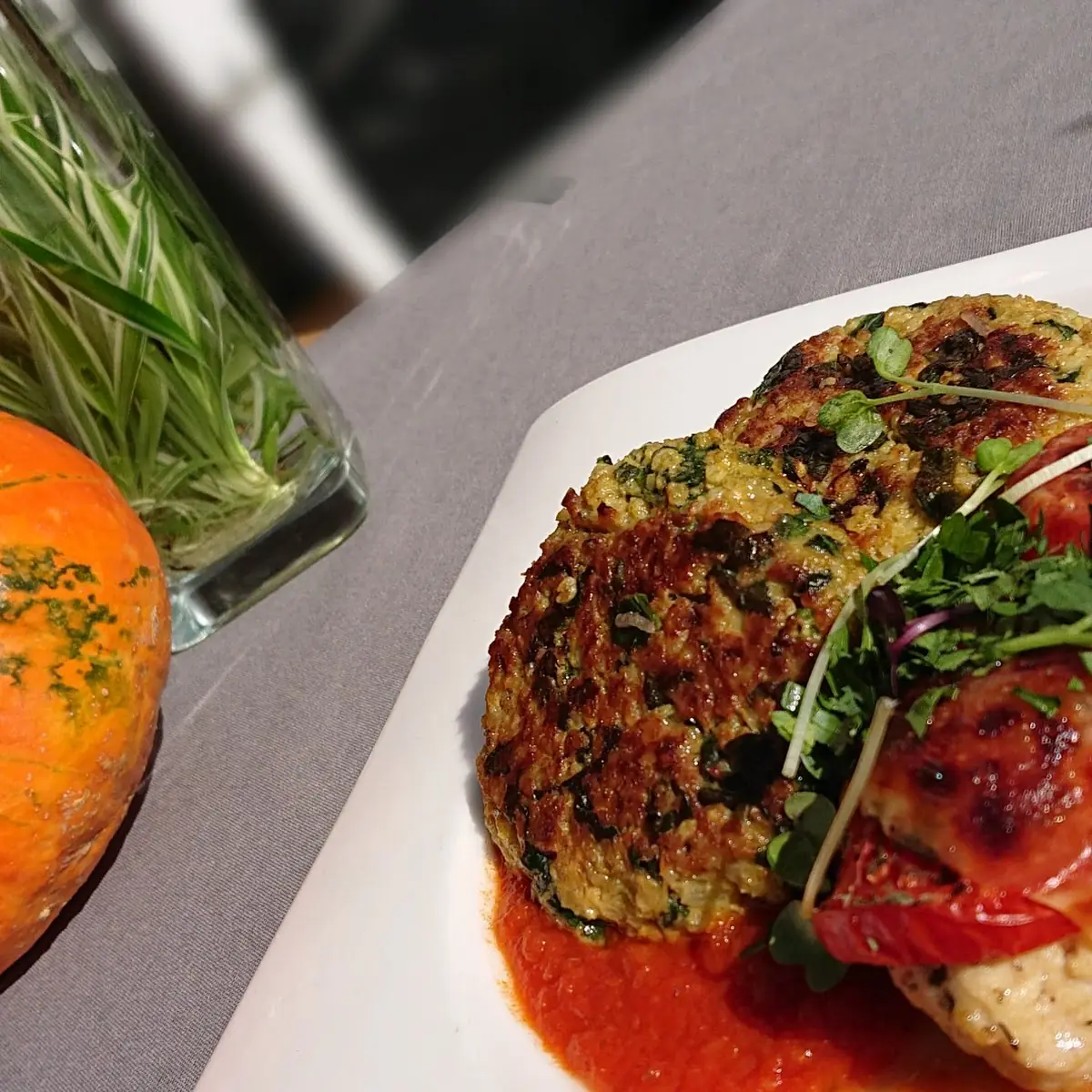 Hühnerbrust Gebraten Mit Paradeiser Und Mozzarella Gratiniert Dazu Hirse-süßkartoffellaibchen