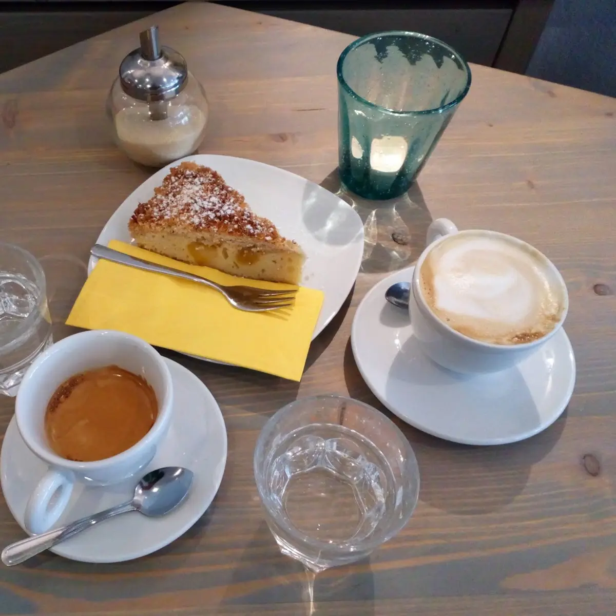 Melange Doppelter Espresso Und Marillenkuchen