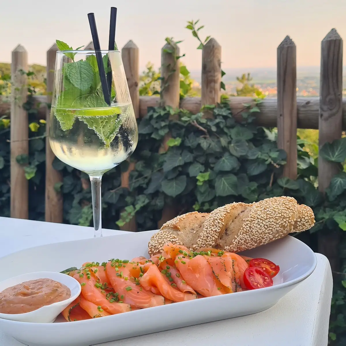 Gebäck Mit Lachs Und Hausgemachtem Senf