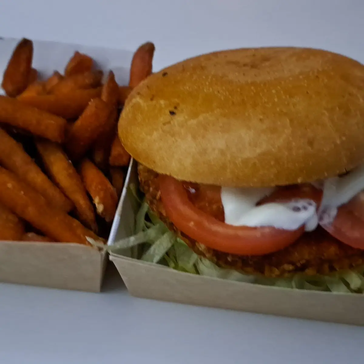Crispy Chicken Burger Mit Süsskartoffel Pommes