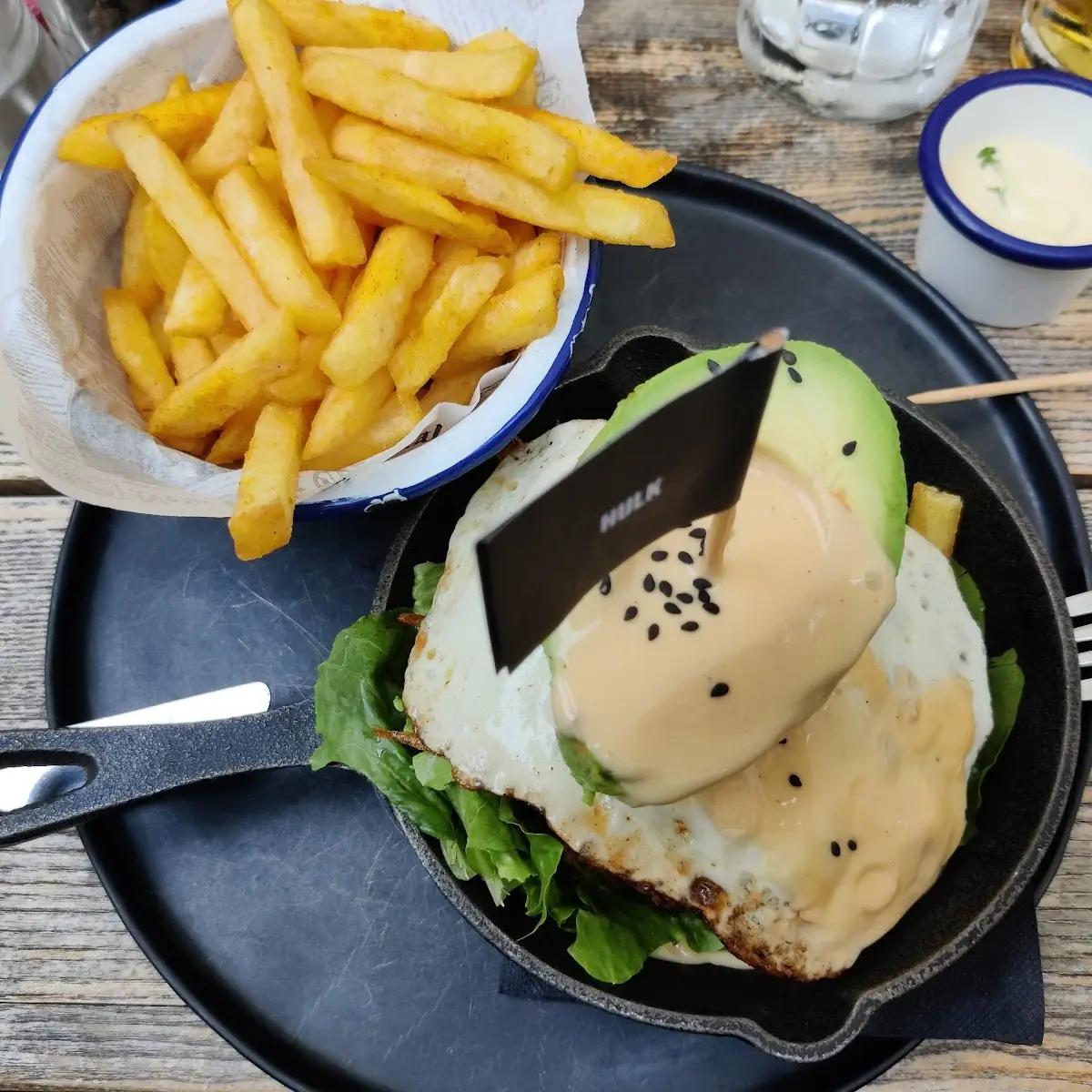 Hulk Brotlos Mit Einem Zweiten Patty Und Spiegelei Und Pommes