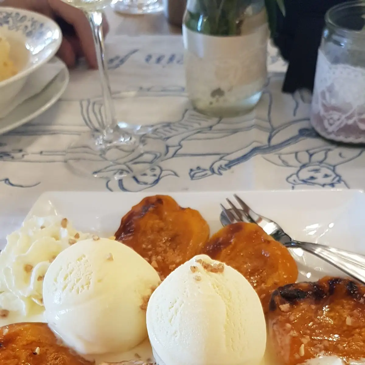 Karamelisierte Marille Mit Vanilleeis