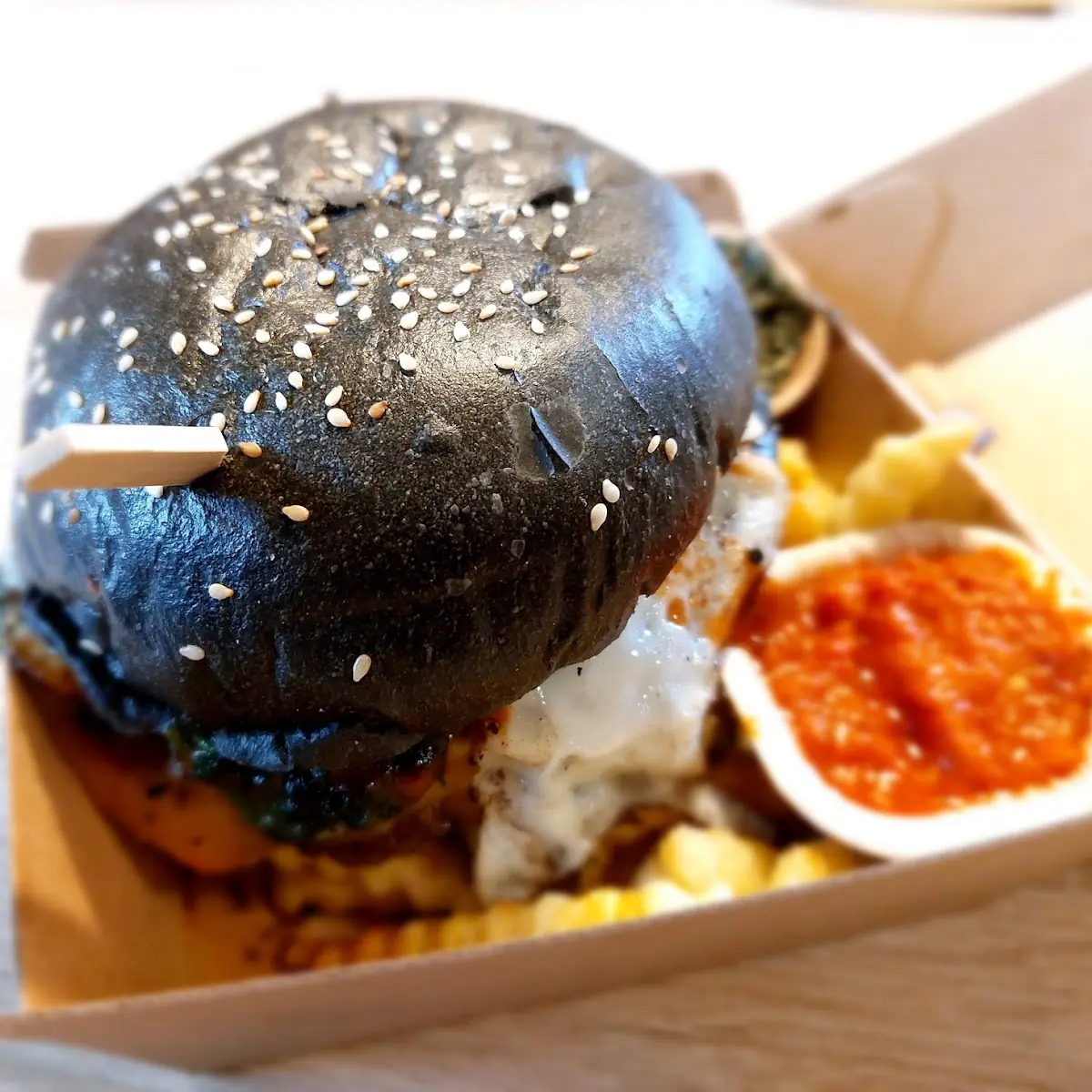 Black Bun Beef Mit Pommes Und Ajvar