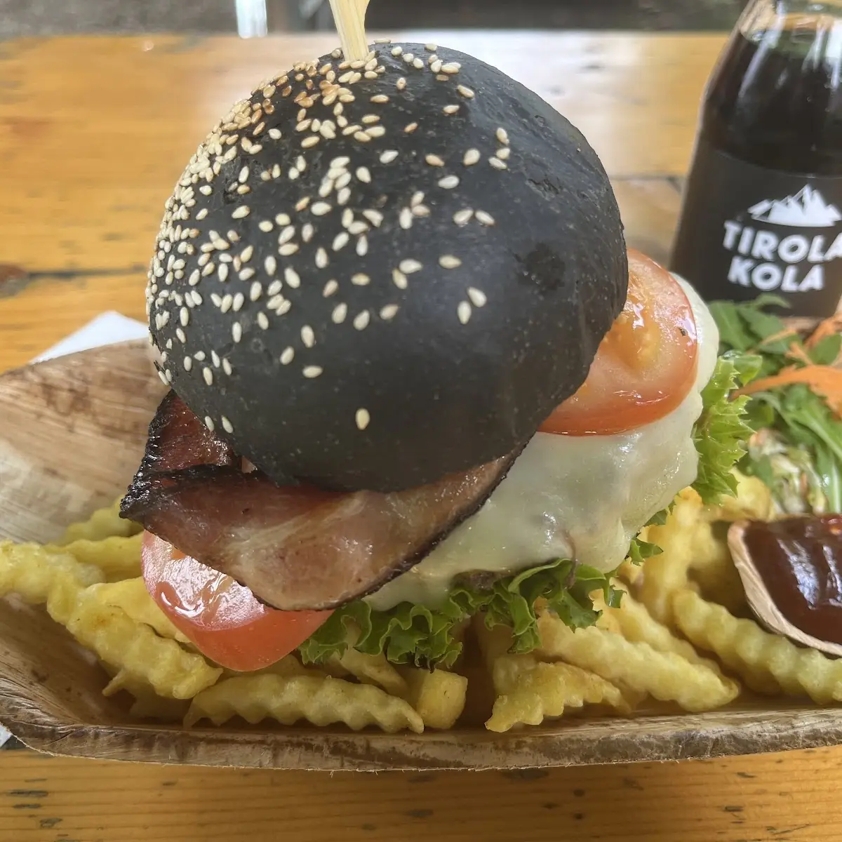 Blackbun Burger Mit Tomaten Salat Speck Mozarella Und Pommes Frites
