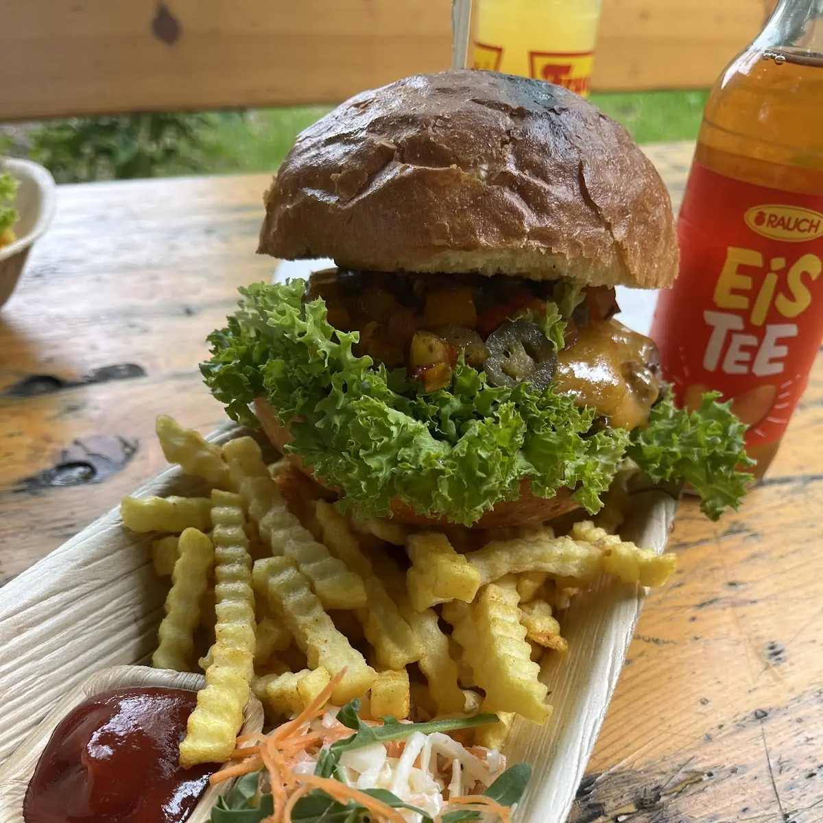 Regularbun Mit Cheddar Gegrilltem Parika Salat Jalapenos Und Pommes Frites