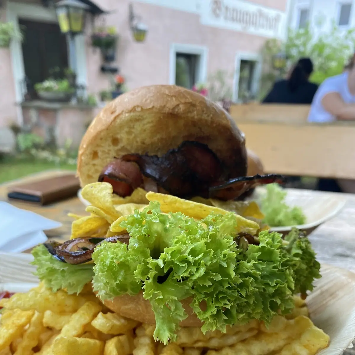Selbstkreierter Burger Beef Salat Bacon Tortillas Und Pommes Dazu