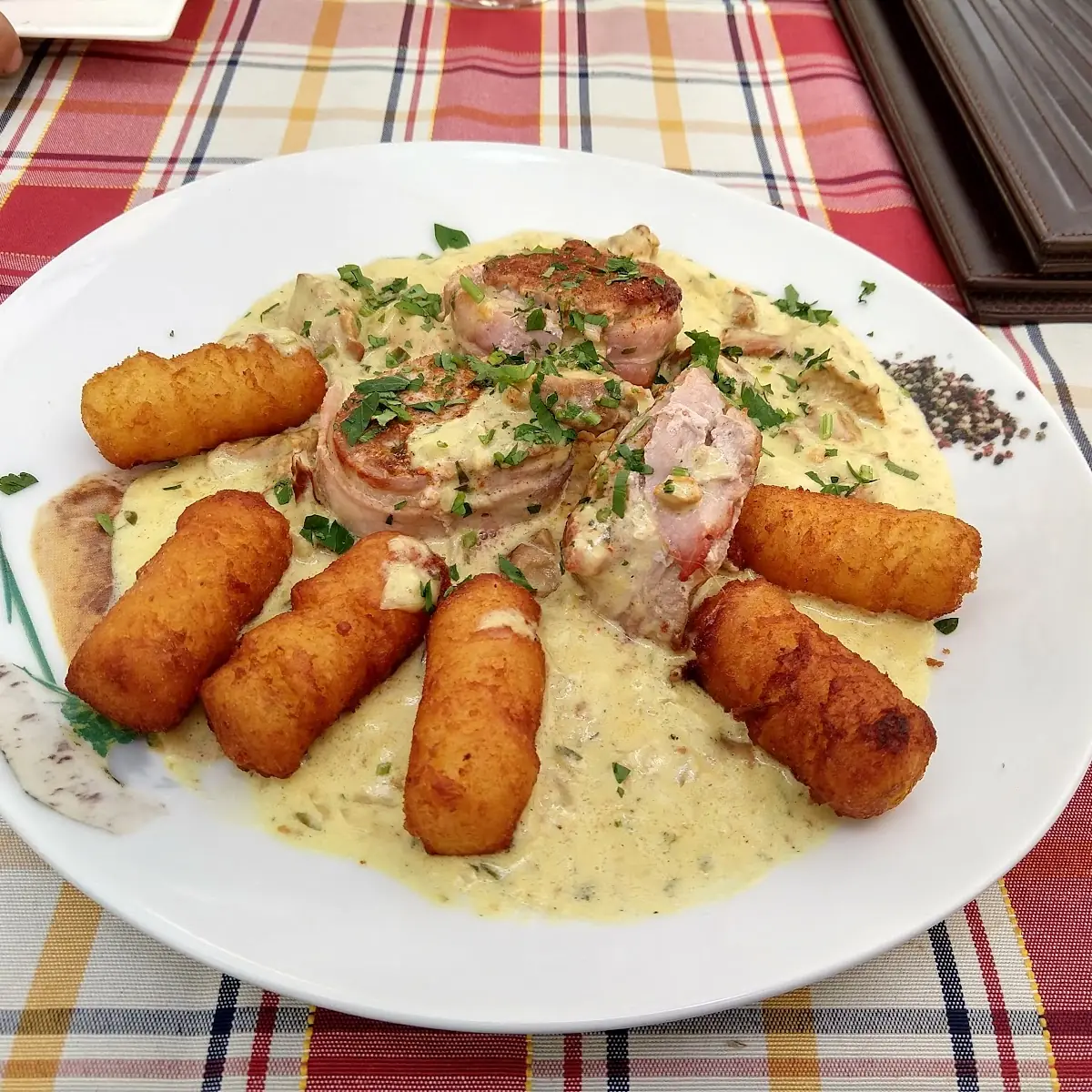 Schweinemedaillons Im Speckmantel Mit Eierschwammerlsauce