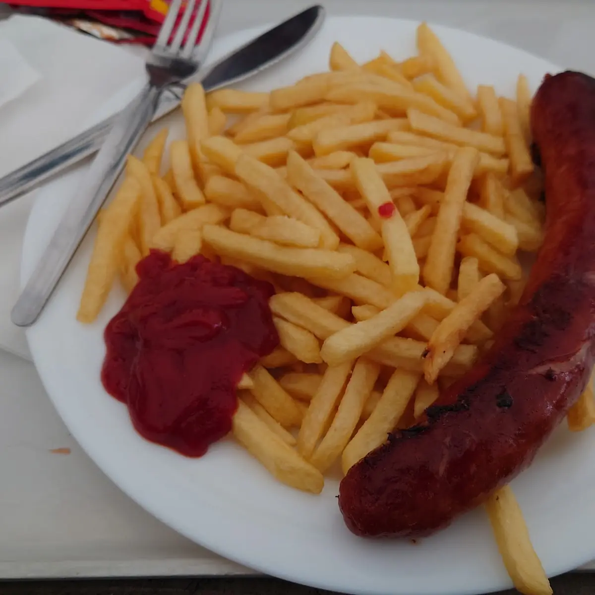 Käsekrainer Mit Pommes